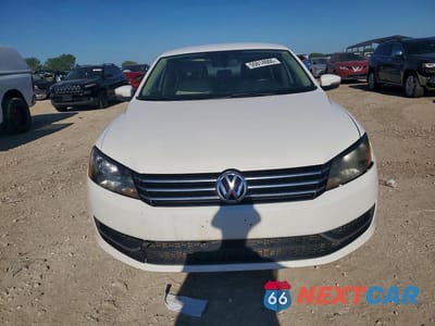Piąte zdjęcie samochodu w środku: 2015 VOLKSWAGEN PASSAT SE VIN:1VWBT7A36FC060810 - miniatura