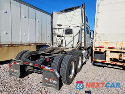 Czwarte zdjęcie samochodu z boku: 2021 VOLVO VNL SEMI TRUCK VIN:4V4NC9EH0MN284176 - miniatura