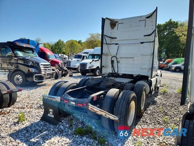 Czwarte zdjęcie samochodu z boku: 2014 VOLVO VNL SEMI TRUCK VIN:4V4NC9EH2EN170696 - miniatura