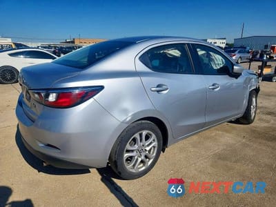 Trzecie zdjęcie samochodu z tyłu: 2018 TOYOTA YARIS IA BASE VIN:3MYDLBYV1JY332879 - miniatura