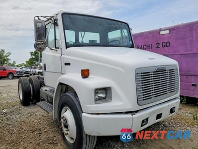 2004 FREIGHTLINER FL70 SEMI TRUCK 1FUBBUDC44HM87511 - główne zdjęcie licytacji z USA - miniatura