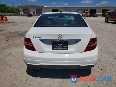 Zdjęcie 6 z 12 samochodu: 2014 MERCEDES-BENZ C 250 VIN:WDDGF4HBXER303337 - miniatura