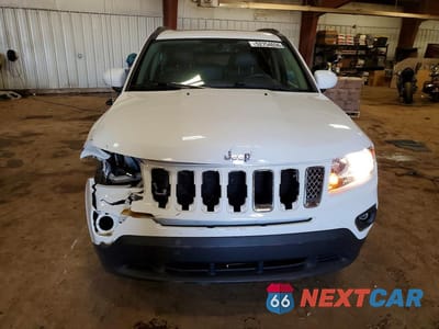 Piąte zdjęcie samochodu w środku: 2017 JEEP COMPASS LATITUDE VIN:1C4NJDEB6HD190217 - miniatura