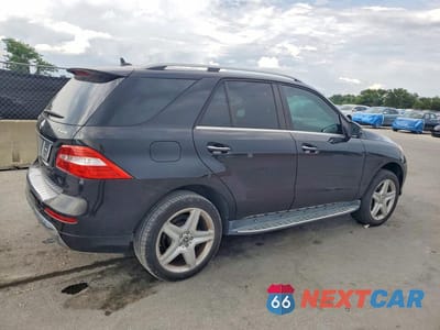 Trzecie zdjęcie samochodu z tyłu: 2015 MERCEDES-BENZ ML 400 4MATIC VIN:4JGDA5GB1FA482687 - miniatura