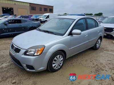 2010 KIA RIO BASE KNADH4A33A6680109 - główne zdjęcie licytacji z USA - miniatura