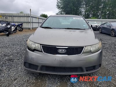 Piąte zdjęcie samochodu w środku: 2010 KIA FORTE EX VIN:KNAFU4A2XA5809660 - miniatura