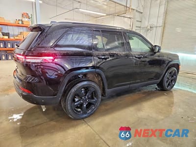 Trzecie zdjęcie samochodu z tyłu: 2023 JEEP GRAND CHEROKEE LAREDO VIN:1C4RJHAG5PC642897 - miniatura