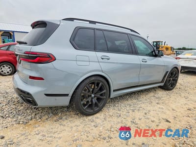 Trzecie zdjęcie samochodu z tyłu: 2026 BMW X7 M60I VIN:5UX33EM03T9098418 - miniatura