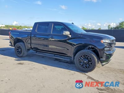 Czwarte zdjęcie samochodu z boku: 2019 CHEVROLET SILVERADO K1500 LT TRAIL BOSS VIN:3GCPYFEDXKG304344 - miniatura