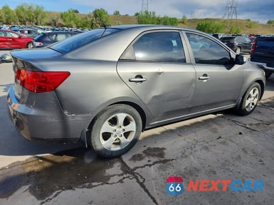 Trzecie zdjęcie samochodu z tyłu: 2010 KIA FORTE EX VIN:KNAFU4A24A5309171 - miniatura