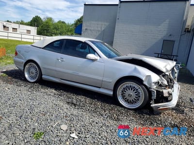 Czwarte zdjęcie samochodu z boku: 2003 MERCEDES-BENZ CLK 430 VIN:WDBLK70G33T133284 - miniatura