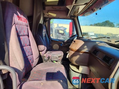 Piąte zdjęcie samochodu w środku: 2015 VOLVO VNL SEMI TRUCK VIN:4V4NC9EJ2FN190418 - miniatura