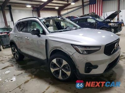 Czwarte zdjęcie samochodu z boku: 2023 VOLVO XC40 PLUS VIN:YV4L12UW8P2911760 - miniatura