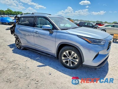 Czwarte zdjęcie samochodu z boku: 2021 TOYOTA HIGHLANDER XLE VIN:5TDGZRAH9MS081032 - miniatura