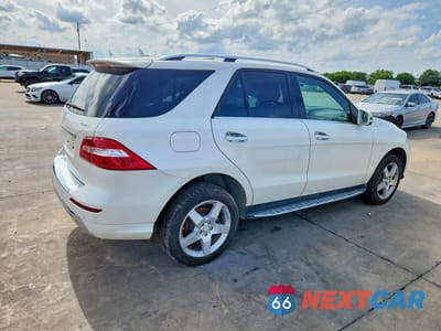 Trzecie zdjęcie samochodu z tyłu: 2013 MERCEDES-BENZ ML 550 4MATIC VIN:4JGDA7DB4DA100925 - miniatura