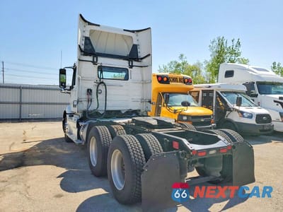 Trzecie zdjęcie samochodu z tyłu: 2021 VOLVO VNR SEMI TRUCK VIN:4V4WC9EH7MN259134 - miniatura