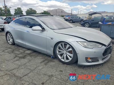 Czwarte zdjęcie samochodu z boku: 2014 TESLA MODEL S VIN:5YJSA1H1XEFP54167 - miniatura