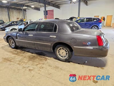 Drugie zdjęcie samochodu z przodu: 2000 LINCOLN TOWN CAR SIGNATURE VIN:1LNHM82W8YY857876 - miniatura