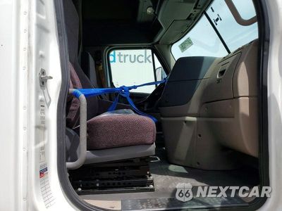 Piąte zdjęcie samochodu w środku: 2018 FREIGHTLINER CASCADIA 113 SEMI TRUCK VIN:1FUJGHD91JLJX8273 - miniatura