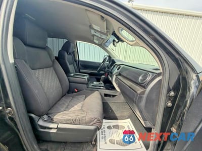 Piąte zdjęcie samochodu w środku: 2021 TOYOTA TUNDRA SR5 VIN:5TFDY5F13MX969120 - miniatura