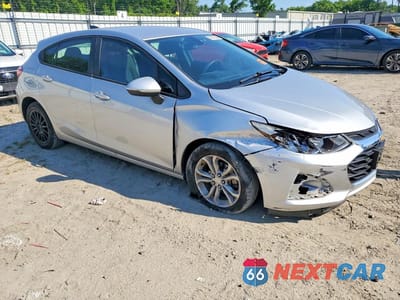 Czwarte zdjęcie samochodu z boku: 2019 CHEVROLET CRUZE LS VIN:3G1BC6SM6KS605258 - miniatura