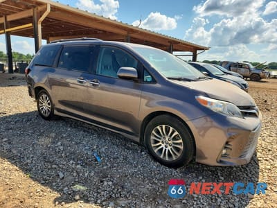 Czwarte zdjęcie samochodu z boku: 2020 TOYOTA SIENNA XLE 8-PASSENGER VIN:5TDYZ3DCXLS076826 - miniatura