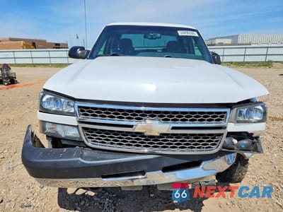 Piąte zdjęcie samochodu w środku: 2005 CHEVROLET SILVERADO K2500 HEAVY DUTY VIN:1GCHK232X5F902357 - miniatura