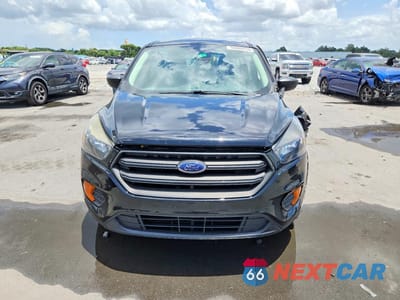 Piąte zdjęcie samochodu w środku: 2018 FORD ESCAPE S VIN:1FMCU0F75JUB36894 - miniatura