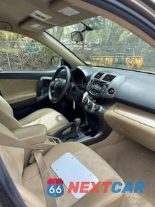 Piąte zdjęcie samochodu w środku: 2011 TOYOTA RAV4 BASE VIN:2T3BF4DV4BW176634 - miniatura