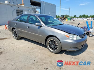 Czwarte zdjęcie samochodu z boku: 2002 TOYOTA CAMRY XLE VIN:4T1BE32K62U565015 - miniatura