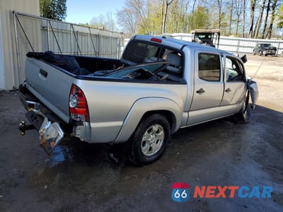 Trzecie zdjęcie samochodu z tyłu: 2011 TOYOTA TACOMA DOUBLE CAB VIN:5TFLU4EN3BX011582 - miniatura