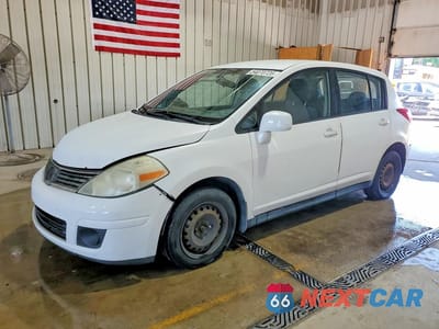 2008 NISSAN VERSA 1.8 S 3N1BC13E28L413522 - główne zdjęcie licytacji z USA - miniatura