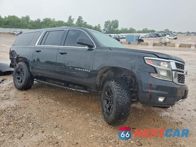 Czwarte zdjęcie samochodu z boku: 2017 CHEVROLET SUBURBAN K1500 LT VIN:1GNSKHKC6HR250656 - miniatura