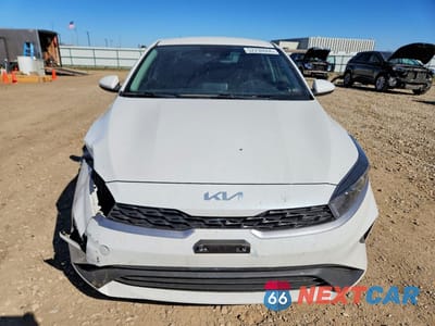 Piąte zdjęcie samochodu w środku: 2023 KIA FORTE LXS VIN:3KPF24AD8PE643792 - miniatura