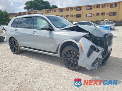 Czwarte zdjęcie samochodu z boku: 2026 BMW X7 XDRIVE40I VIN:5UX23EM00T9130964 - miniatura
