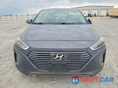 Piąte zdjęcie samochodu w środku: 2017 HYUNDAI IONIQ LIMITED VIN:KMHC05LC4HU018839 - miniatura