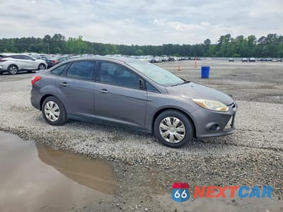 Czwarte zdjęcie samochodu z boku: 2013 FORD FOCUS SE VIN:1FADP3F23DL330118 - miniatura