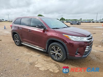 Czwarte zdjęcie samochodu z boku: 2018 TOYOTA HIGHLANDER LE VIN:5TDZZRFH8JS286032 - miniatura