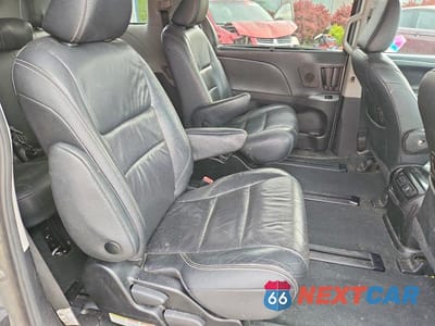 Zdjęcie 11 z 14 samochodu: 2019 TOYOTA SIENNA SE PREMIUM 7-PASSENGER VIN:5TDEZ3DC4KS218346 - miniatura