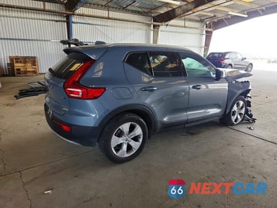 Trzecie zdjęcie samochodu z tyłu: 2021 VOLVO XC40 T5 MOMENTUM VIN:YV4162UK8M2409381 - miniatura