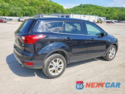 Trzecie zdjęcie samochodu z tyłu: 2019 FORD ESCAPE SE VIN:1FMCU9GDXKUC49072 - miniatura