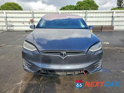 Piąte zdjęcie samochodu w środku: 2017 TESLA MODEL X 100D VIN:5YJXCDE29HF052215 - miniatura