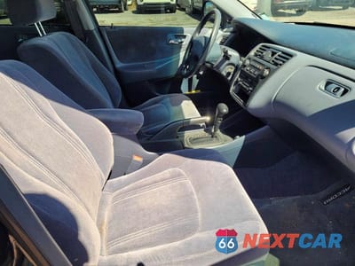 Piąte zdjęcie samochodu w środku: 2000 HONDA ACCORD DX VIN:1HGCF8643YA805664 - miniatura