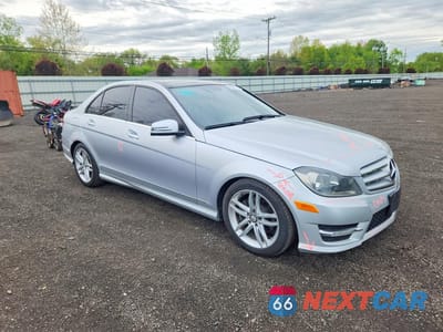 Czwarte zdjęcie samochodu z boku: 2012 MERCEDES-BENZ C 300 4MATIC VIN:WDDGF8BBXCR209553 - miniatura