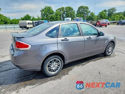 Trzecie zdjęcie samochodu z tyłu: 2011 FORD FOCUS SE VIN:1FAHP3FN5BW128923 - miniatura