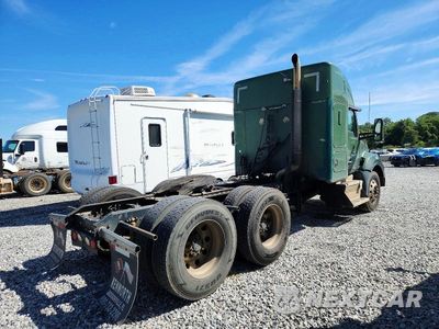 Czwarte zdjęcie samochodu z boku: 2016 KENWORTH T880 SEMI TRUCK VIN:1XKZDP9X1GJ102419 - miniatura