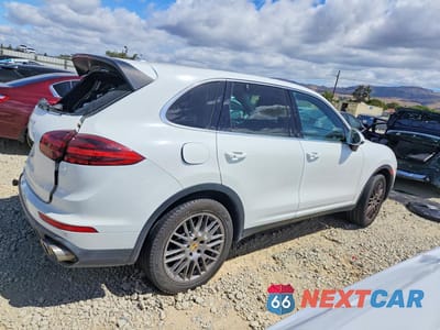 Trzecie zdjęcie samochodu z tyłu: 2017 PORSCHE CAYENNE S VIN:WP1AB2A25HLA52601 - miniatura