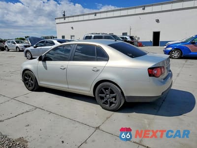 Drugie zdjęcie samochodu z przodu: 2010 VOLKSWAGEN JETTA S VIN:3VWJX7AJ6AM024993 - miniatura