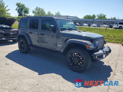 Czwarte zdjęcie samochodu z boku: 2023 JEEP WRANGLER SAHARA 4XE VIN:1C4JJXP65PW515300 - miniatura