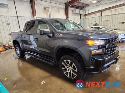 Czwarte zdjęcie samochodu z boku: 2020 CHEVROLET SILVERADO K1500 TRAIL BOSS CUSTOM VIN:1GCPYCEF9LZ352810 - miniatura